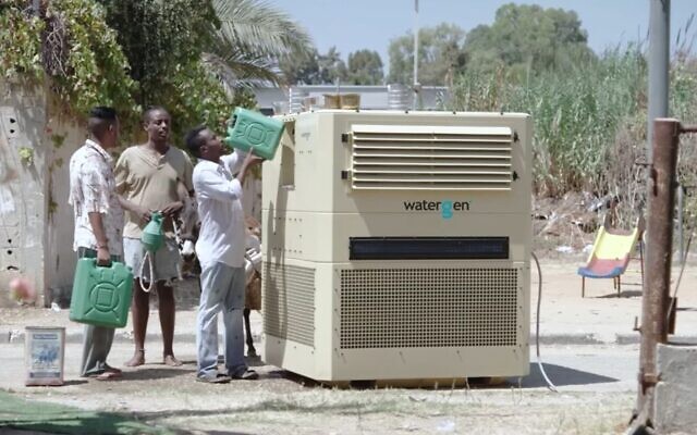La technologie de Watergen utilisant une série de filtres pour purifier l'air, en extraire l'humidité et le transformer en eau potable. (Crédit : Capture d'écran YouTube)