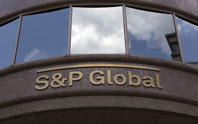 Le logo de S&P Global sur la façade d'un bâtiment à Washington, le 25 juillet 2019. (Crédit : Alastair Pike/AFP)