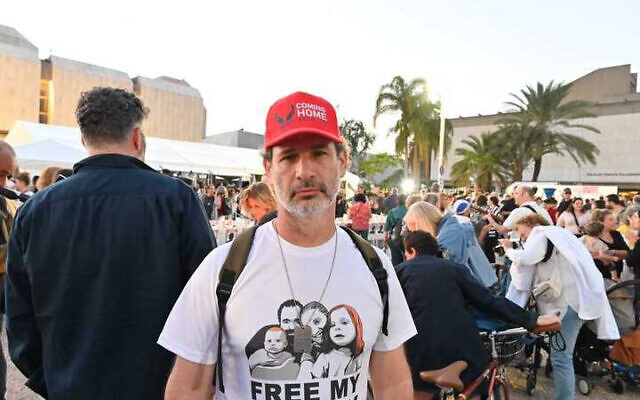 Jimmy Miller assiste à un rassemblement de solidarité pour la libération des otages à Tel Aviv, le 24 novembre 2023. (Crédit : Canaan Lidor/Times of Israel)