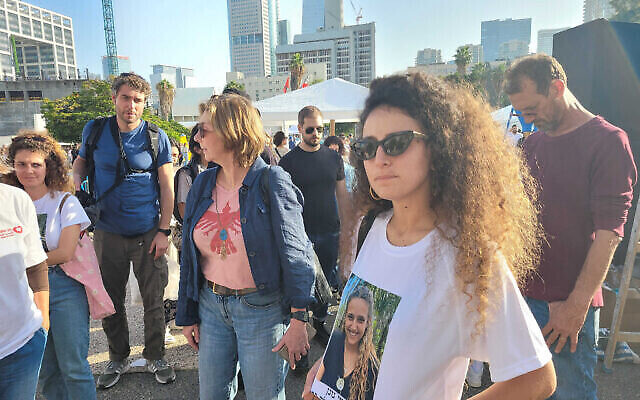 Keren Gonen porte un T-shirt avec une photo de sa sœur Romi le 24 novembre à Tel Aviv, en Israël. (Crédit : Canaan Lidor/Times of Israel)