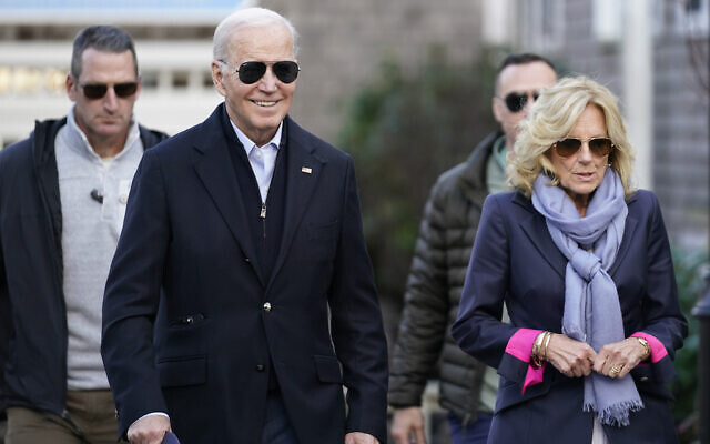 Le président américain Joe Biden et la première dame Jill Biden à Nantucket (Massachusetts), le 24 novembre 2023. (Crédit : AP/Stephanie Scarbrough)