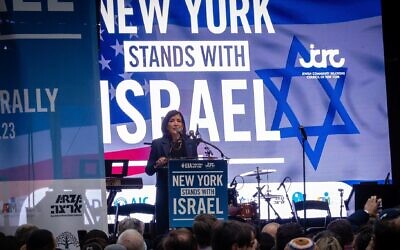 La gouverneure Kathy Hochul lors d'un rassemblement pro-israélien à New York City, le 10 octobre 2023. (Crédit : Luke Tress via JTA)