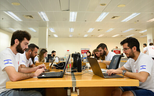 Des étudiants de l'Université Ben Gurion du Neguev travaillant dans un centre logistique installé sur le campus, sur une photo non datée, au moment de la guerre entre Israël et le Hamas en 2023. (Autorisation)