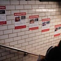 Des affiches d'otages israéliens dans la station de métro Union Square à New York, le 16 octobre 2023. (Crédit : Luke Tress/JTA)