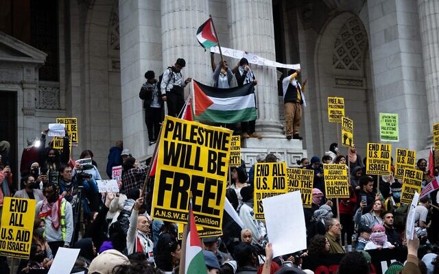 Des manifestants pro-palestiniens aux abords de near Bryant Park, à New York City, le 9 novembre 2023. (Crédit : Luke Tress via JTA)