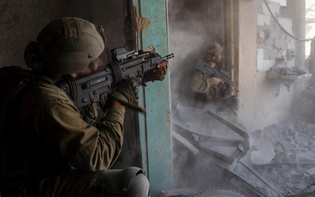 Les forces de l’armée israélienne dans le nord de la bande de Gaza, sur une photo diffusée le 10 novembre 2023. (Crédit : Armée israélienne)