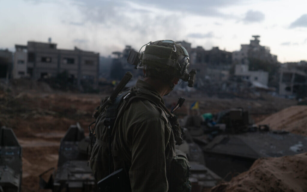 Des troupes de l'armée israélienne opérant dans la bande de Gaza avant qu'un cessez-le-feu n'entre en vigueur, dans des photos diffusées le 24 novembre 2023. (Crédit : Armée israélienne)