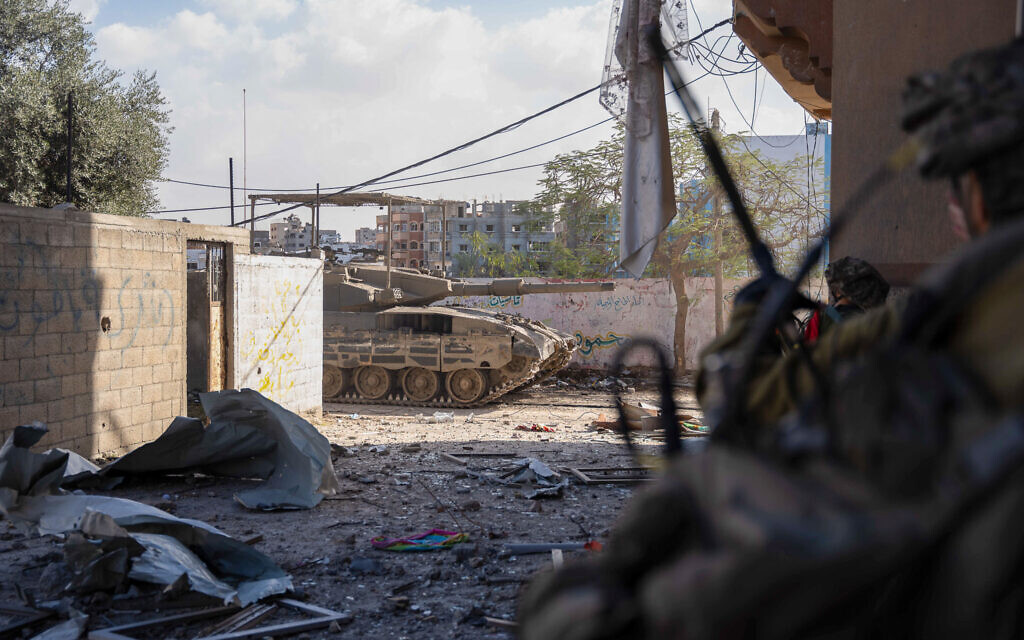 Des troupes de l'armée israélienne opérant dans la bande de Gaza avant qu'un cessez-le-feu n'entre en vigueur, dans des photos diffusées le 24 novembre 2023. (Crédit : Armée israélienne)