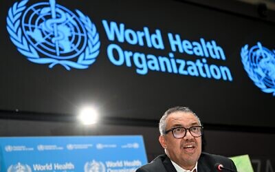 Illustration : Le directeur de l'Organisation mondiale de la santé (OMS), Tedros Adhanom Ghebreyesus, lors d'une conférence de presse à l'occasion du 75e anniversaire de l'Organisation mondiale de la santé, à Genève, le 6 avril 2023. (Crédit : Fabrice Coffrini/AFP)