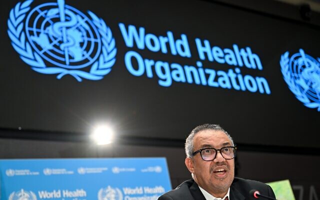 Le directeur de l'Organisation mondiale de la santé (OMS), Tedros Adhanom Ghebreyesus, lors d'une conférence de presse à l'occasion du 75e anniversaire de l'Organisation mondiale de la santé, à Genève, le 6 avril 2023. (Crédit : Fabrice Coffrini/AFP)