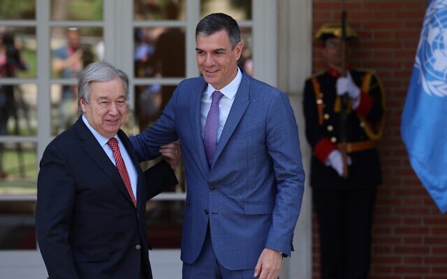 Le Premier ministre espagnol Pedro Sanchez (à droite) accueille le secrétaire général de l'ONU, Antonio Guterres, au palais de La Mocloa à Madrid, le 8 mai 2023. (Crédit : Pierre-Philippe MARCOU / AFP)