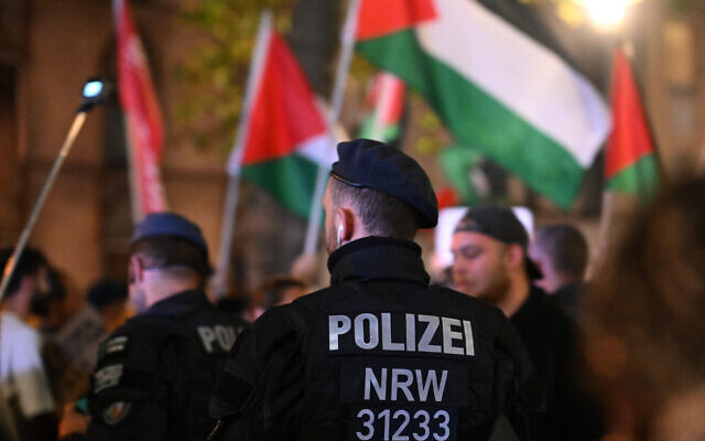 Photo d'illustration : la police anti-émeute monte la garde lors d'une manifestation propalestinienne "en solidarité avec Gaza" à Duisburg, dans l'Ouest de l'Allemagne, le 9 octobre 2023. (Crédit : Ina FASSBENDER / AFP)