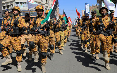 Les forces armées loyales aux rebelles houthis du Yémen défilent dans les rues de Sanaa en signe de solidarité avec les Palestiniens, le 15 octobre 2023. (Crédit 
 : Mohammed Huwais/AFP)