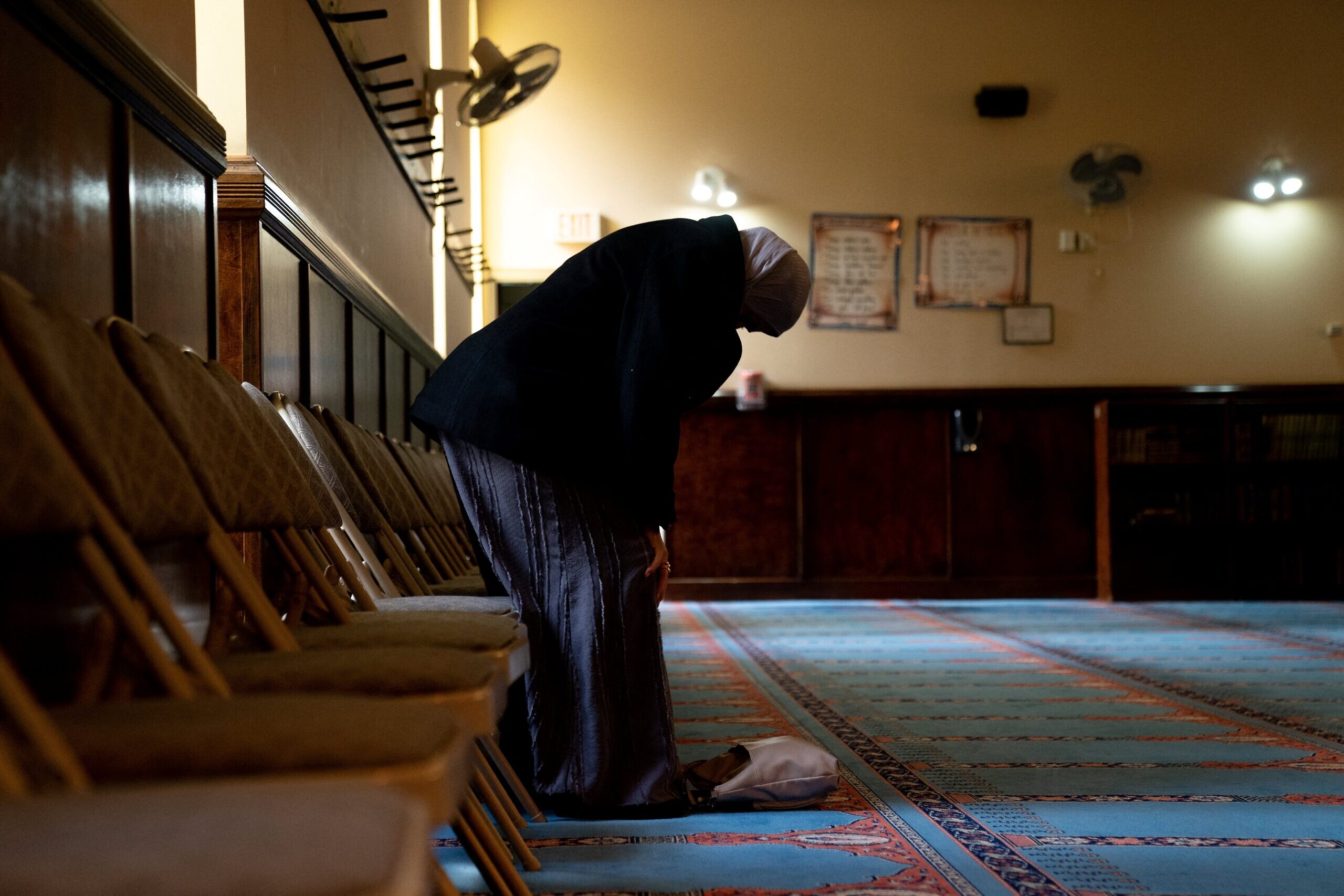 Photo libre de droit de Homme Musulman Est Prier Dans La Mosquée