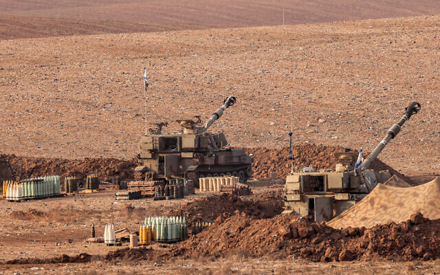Des obusiers de l'armée israélienne sont postés le long de la frontière avec la bande de Gaza, dans le sud d'Israël, le 1er novembre 2023, dans le cadre des combats entre les forces israéliennes et le mouvement palestinien Hamas. (Crédit : Jack Guez / AFP)