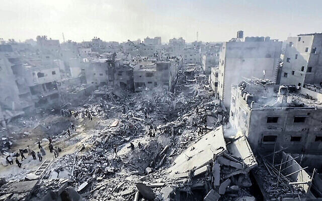 Des Palestiniens prenant l'ampleur des destructions suite à une frappe israélienne sur le camp de réfugiés de Jabalia, dans la bande de Gaza, le 1er novembre 2023. (Crédit : AFP)