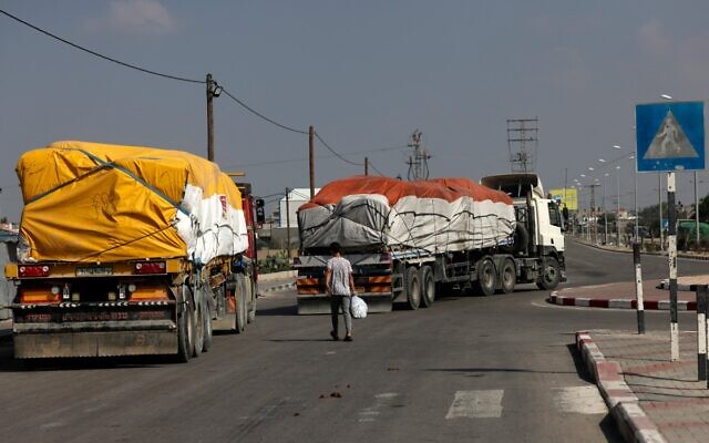 Des camions transportant de l'aide humanitaire entrant dans le sud de la bande de Gaza depuis l'Égypte via le poste-frontière de Rafah, le 2 novembre 2023. (Crédit : Mohammed Abed/AFP)