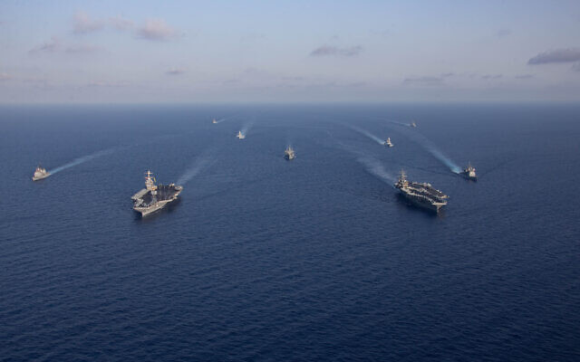 Les porte-avions Gerald R. Ford, à gauche, et Dwight D. Eisenhower, à droite, et des navires américains naviguant en formation en mer Méditerranée, le 3 novembre 2023. (Crédit : Jacob Mattingly/US Département of Defense/AFP)