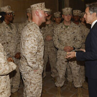 Le secrétaire d'Etat américain Antony Blinken rencontrant le détachement des gardes de sécurité de l'ambassade du US Marine Corps, à Bagdad, en Irak, le 5 novembre 2023. (Crédit : Jonathan Ernst/Pool/AFP)