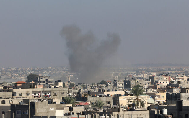 Des volutes de fumée s’élevant après une attaque à Rafah, dans le sud de la bande de Gaza, le 6 novembre 2023. (Crédit : Saïd Khatib/AFP)