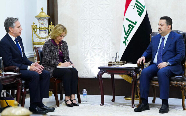 Le Premier ministre irakien Mohamed Shia al-Sudani rencontrant le secrétaire d'État américain Antony Blinken à Bagdad, le 5 novembre 2023. (Crédit : Bureau de presse du Premier ministre irakien/AFP)