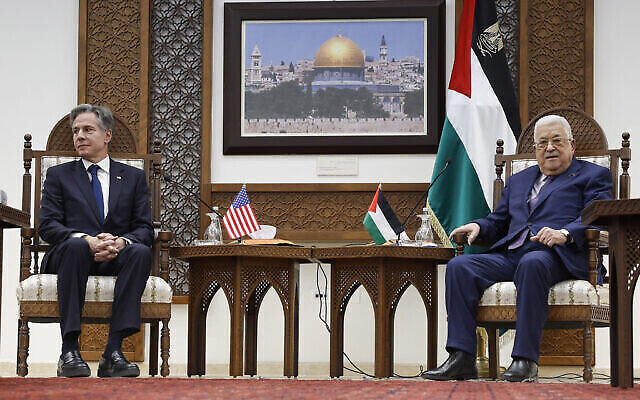 Le secrétaire d'État américain Antony Blinken (G) rencontre le président de l'AP Mahmoud Abbas dans la ville de Ramallah en Cisjordanie le 5 novembre 2023. (Crédit : JONATHAN ERNST / POOL / AFP)