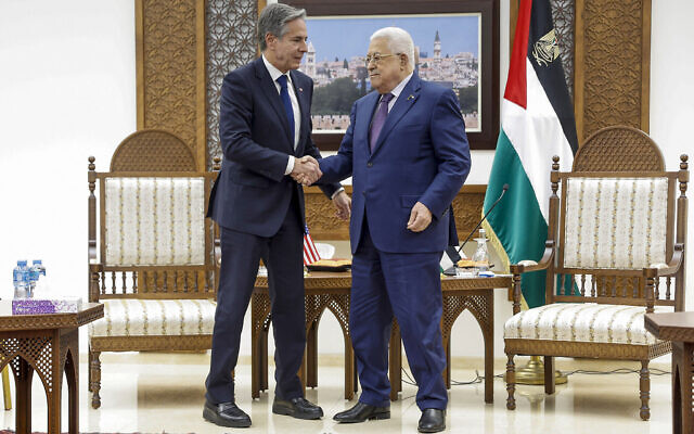 Le secrétaire d'État américain Antony Blinken rencontre le dirigeant de l'AP Mahmoud Abbas dans la ville de Ramallah, en Cisjordanie, le 5 novembre 2023. (Crédit : JONATHAN ERNST / POOL / AFP)