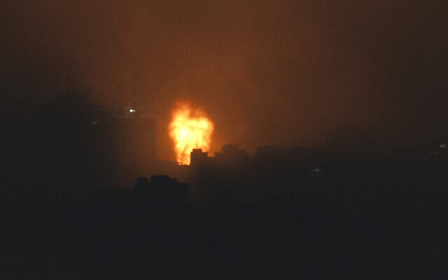 De la fumée et du feu s'élevant au-dessus de la bande de Gaza lors d'une frappe israélienne, au milieu des batailles en cours entre Israël et le groupe terroriste palestinien du Hamas, à Sderot, le 5 novembre 2023. (Crédit : Aris Messinis/AFP)
