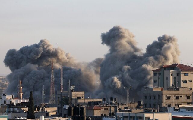 Des volutes de fumée se dégageant après une frappe israélienne à Rafah, dans le sud de la bande de Gaza, le 6 novembre 2023. (Crédit : Saïd Khatib/AFP)