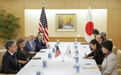 Le secrétaire d’État américain Antony Blinken (à gauche) rencontre la ministre japonaise des Affaires étrangères Yoko Kamikawa, à droite, au ministère des Affaires étrangères, avant la réunion des ministres des Affaires étrangères du G7, à Tokyo le 7 novembre 2023. (Crédit : Jonathan Ernst/POOL/AFP)