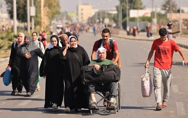 Des Palestiniens fuient Gaza City en direction du sud de la bande, le 7 novembre 2023. (Crédit : MAHMUD HAMS / AFP)