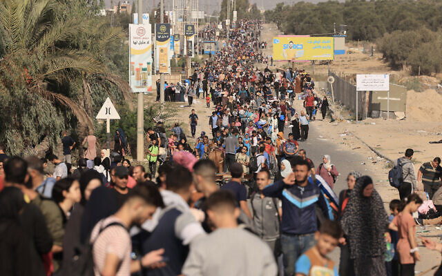 Des Palestiniens fuyant la ville de Gaza et d'autres parties du nord de Gaza vers les zones méridionales, au milieu des batailles en cours entre Israël et le groupe terroriste palestinien du Hamas,marchant le long d'une autoroute, le 9 novembre 2023. (Crédit : Mahmud Hams/AFP)
