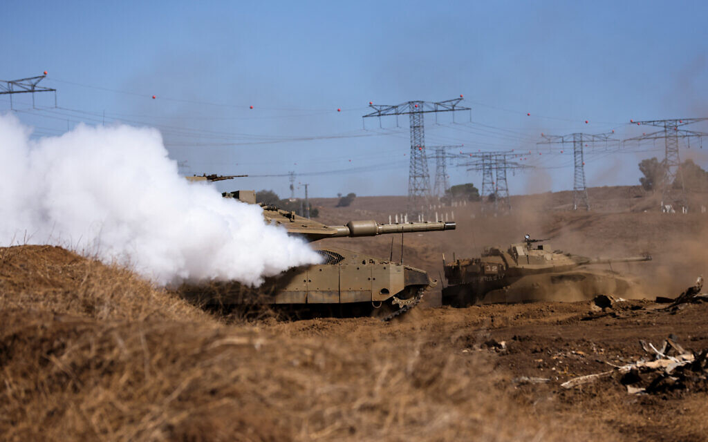 Des chars de l'armée israélienne prenant position lors d'un exercice au plateau du Golan, le 9 novembre 2023. (Crédit : Jalaa Marey/AFP)