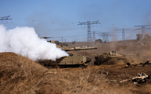 Des chars de l'armée israélienne prenant position lors d'un exercice sur le plateau du Golan, le 9 novembre 2023. (Crédit : Jalaa Marey/AFP)