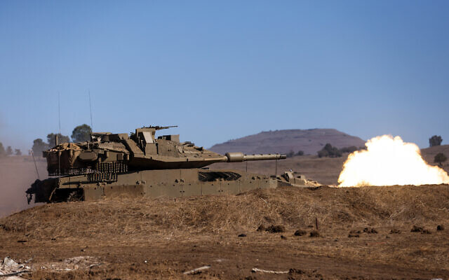 Des chars israéliens tirant des obus lors d'un exercice au plateau du Golan, le 9 novembre 2023. (Crédit : Jalaa Marey/AFP)