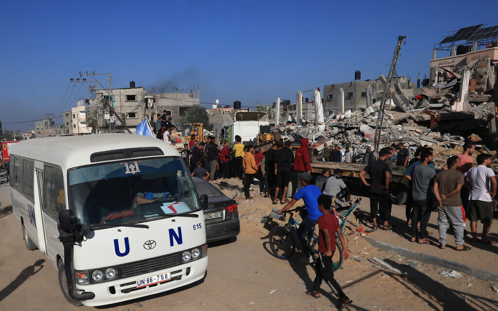 Un bus de l'ONU passant devant un bâtiment détruit à Rafah, dans le sud de la bande de Gaza, le 10 novembre 2023. (Crédit : Saïd Khatib/AFP)