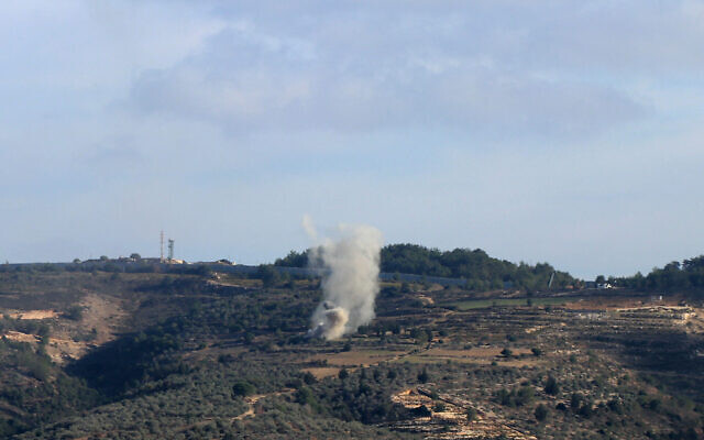 Des obus tirés depuis le nord d'Israël tombent à proximité du village libanais de Yarine, près de la frontière entre le Liban et Israël, le 10 novembre 2023. (Crédit : AFP)