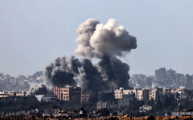 De la fumée s'élevant au-dessus des bâtiments lors d'une frappe israélienne sur la partie nord de l'enclave palestinienne, sur une photo prise du côté israélien de la frontière avec la bande de Gaza, le 10 novembre 2023. (Crédit : Jack Guez/AFP)