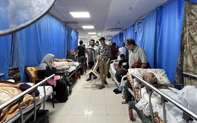 Des patients et des déplacés à l'hôpital al-Shifa de Gaza City, le 10 novembre 2023. (Crédit : Khader al-Zanoun/AFP)