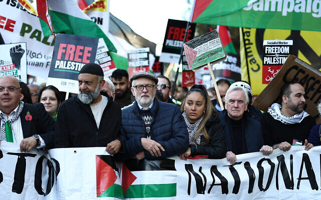 L'ancien leader du parti Labour Jeremy Corbyn, au milieu des manifestants, des pancartes et des drapeaux, pendant la "Marche nationale pour la Palestine" dans le centre de Londres, le 11 novembre 2023. (Crédit : Henry Nicholls/AFP)