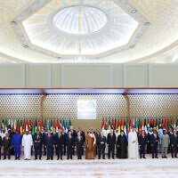 Le président iranien Ebrahim Raisi, 11e à droite, posant pour un portrait de groupe avant le début d'une réunion d'urgence de la Ligue arabe et de l'Organisation de la coopération islamique (OCI), à Ryad, en Arabie saoudite, le 11 novembre 2023. (Crédit : Présidence iranienne/AFP)