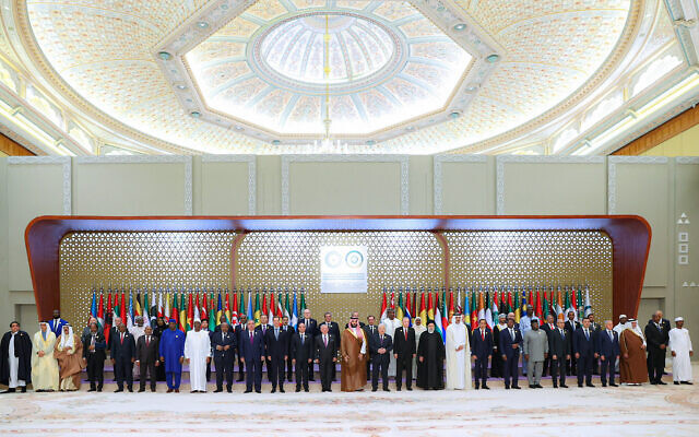 Le président iranien Ebrahim Raisi, 11e à droite, posant pour un portrait de groupe avant le début d'une réunion d'urgence de la Ligue arabe et de l'Organisation de la coopération islamique (OCI), à Ryad, en Arabie saoudite, le 11 novembre 2023. (Crédit : Présidence iranienne/AFP)