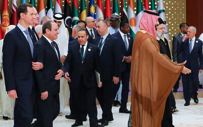 De gauche à droite : Le président syrien Bashar el-Assad, le Premier ministre intérimaire libanais Najib Mikati, le président égyptien Abdel Fatah al-Sissi alors qu'ils suivent le prince héritier saoudien Mohammed ben Salmane, devant à droite, et le président iranien Ebrahim Raïssi, derrière à droite, lors d'un sommet d'urgence de la Ligue arabe et de l'Organisation de la coopération islamique (OCI) à Ryad, le 11 novembre 2023. (Crédit : Présidence iranienne/AFP)