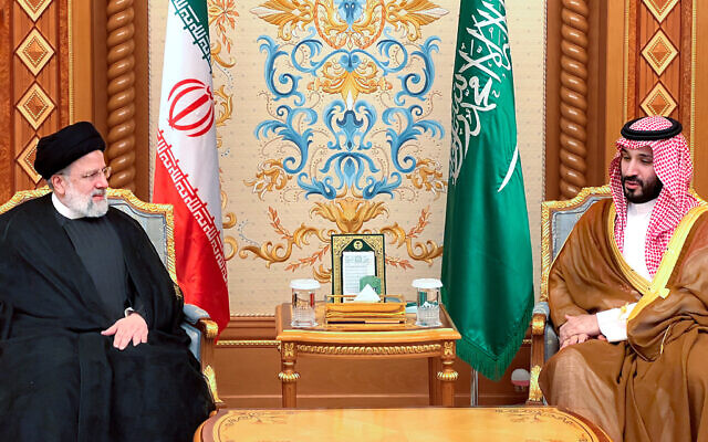 Le prince héritier saoudien Mohammed ben Salmane, à droite, rencontrant le président iranien Ebrahim Raissi lors d'une réunion d'urgence de la Ligue arabe et de l'Organisation de la coopération islamique (OCI), à Ryad, le 11 novembre. (Crédit : Présidence iranienne/AFP)