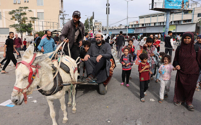 Des Palestiniens arrivent à Khan Younis, dans le sud de la bande de Gaza, le 11 novembre 2023, après avoir fui leurs maisons dans la ville de Gaza et dans le nord de la bande de Gaza, face à la guerre en cours entre Israël et le groupe terroriste palestinien du Hamas. (Crédit : Mohammed Abed/AFP)