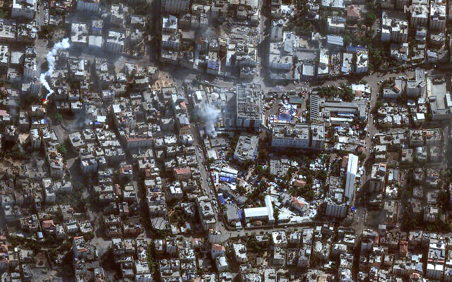 Cette image satellite diffusée par Maxar Technologies le 12 novembre 2023 montre les dégâts autour de l'hôpital Al-Shifa dans le quartier al-Rimal de la ville de Gaza. (Image satellite ©2023 Maxar Technologies/AFP)