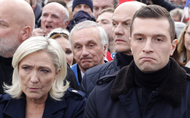 Marine Le Pen et Jordan Bardella, du Rassemblement national, à la March contre l'antisémitisme à Paris, le 12 novembre 2023. (Crédit : Geoffroy VAN DER HASSELT / AFP)