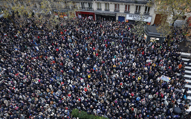 Marche contre l'antisémitisme à Paris, le 12 novembre 2023. (Crédit : Geoffroy VAN DER HASSELT / AFP)