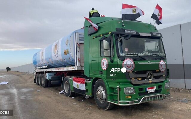 Un camion de carburant égyptien attend du côté égyptien du poste frontière de Rafah avec le sud de la bande de Gaza, le 15 novembre 2023 (Crédit : AFP)