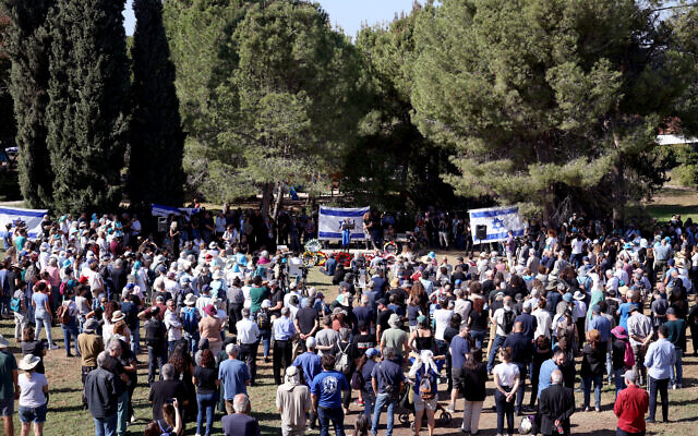 Des personnes en deuil se rassemblent à la mémoire de Vivian Silver, militante pacifiste israélo-canadienne de 74 ans, au kibboutz Gezer, dans le centre d'Israël, le 16 novembre 2023. (Crédit : Oren ZIV / AFP)